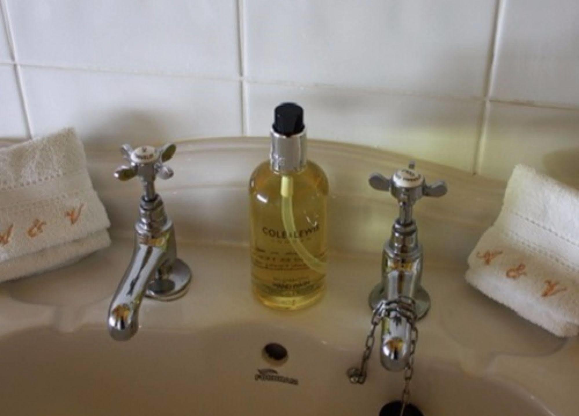 איסטבורן Albert & Victoria Guest House מראה חיצוני תמונה
